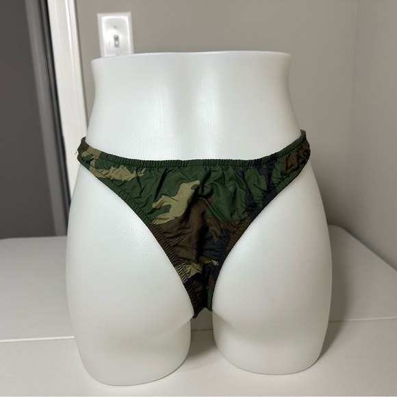 Frederick’s of Hollywood Camo Zipper Pouch Thong Underwear - Picture 5 of 8